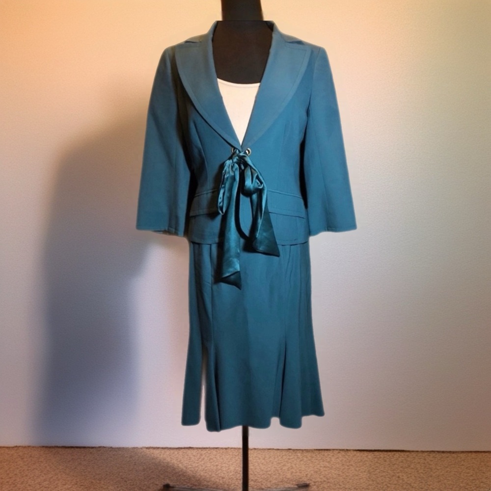 Trina Turk feminine Suit with matching satin adjustable belt Size 8 dark teal.